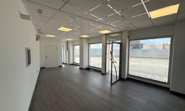 Commercial Unit - Long time Rental - Torrevieja -
                Paseo maritimo
