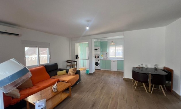 Villa - Herverkoop - Torrevieja - Aguas Nuevas