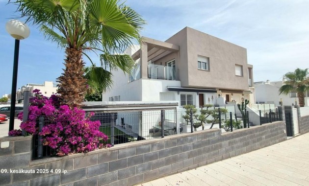 Villa - Sale - Torrevieja - Aguas Nuevas