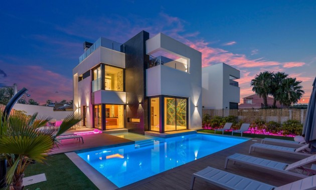 Villa - Sale - Torrevieja - La Siesta - El Salado - Torreta