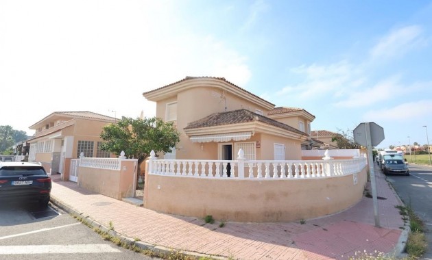 Villa - Sale - Torrevieja - Los Balcones - Los Altos del Edén