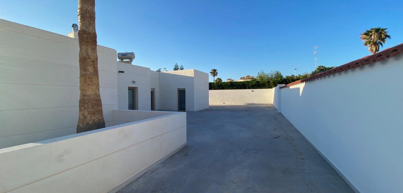 Sale - Villa -
Torrevieja - Torreta Florida