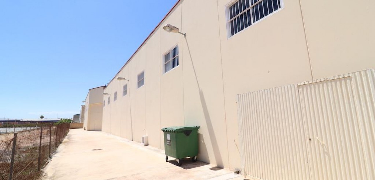 Sale - Industrial unit -
Los Montesinos - Centro