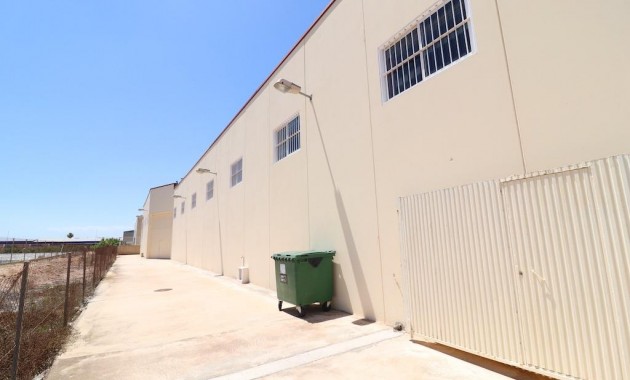 Sale - Industrial unit -
Los Montesinos - Centro