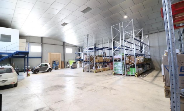 Sale - Industrial unit -
Los Montesinos - Centro