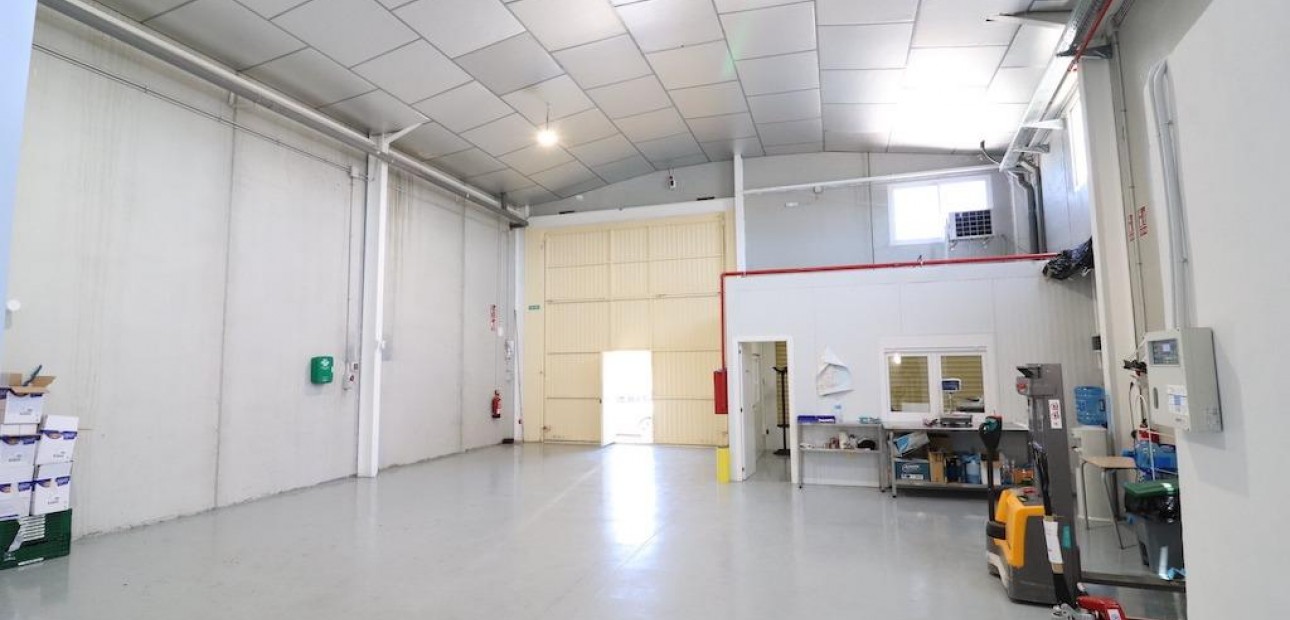 Sale - Industrial unit -
Los Montesinos - Centro