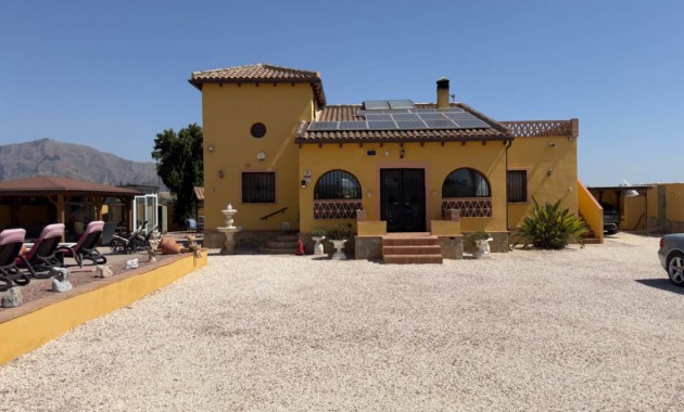 Sale - Finca / Country Property -
Orihuela