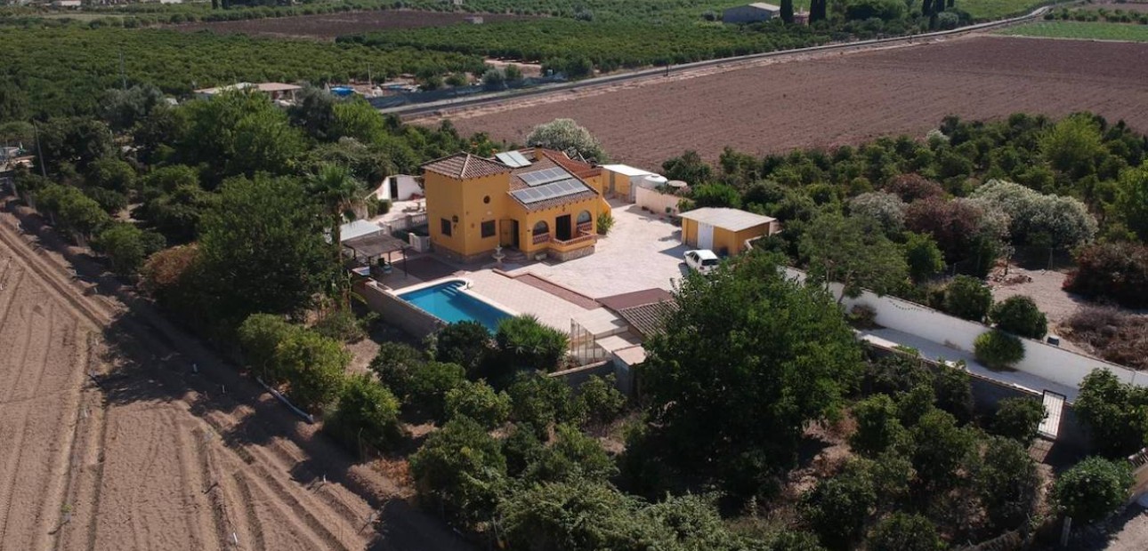 Sale - Finca / Country Property -
Orihuela