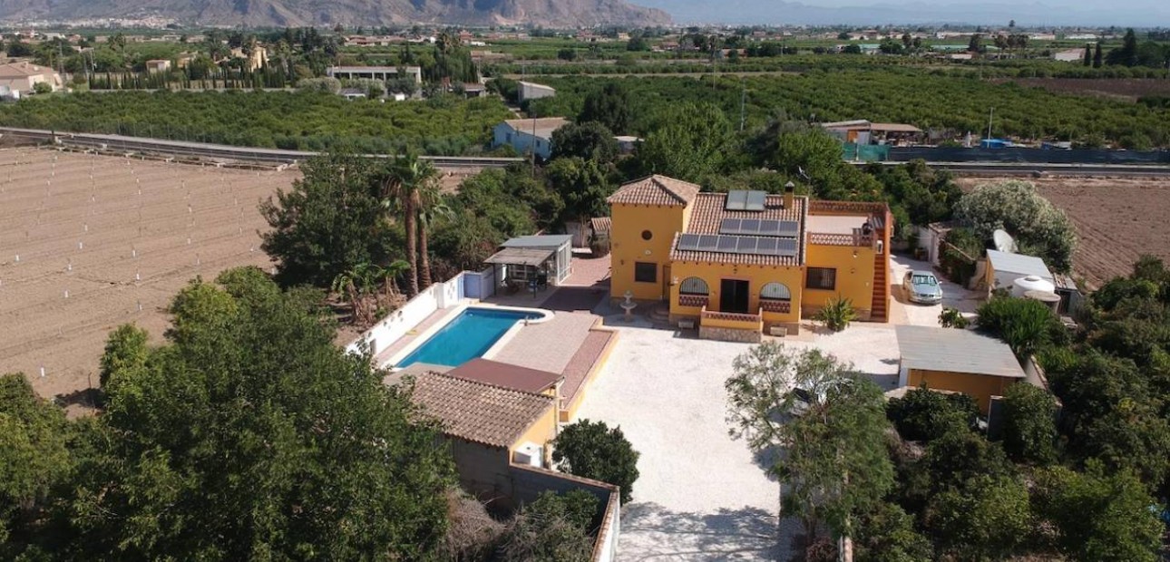 Sale - Finca / Country Property -
Orihuela