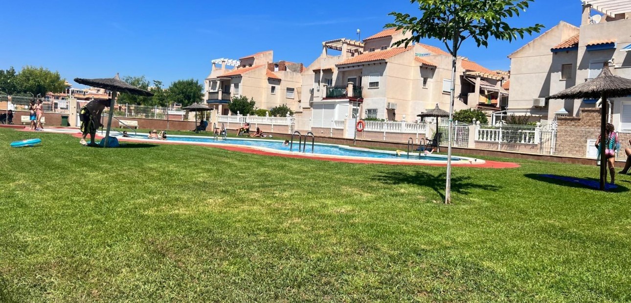 Sale - Bungalow -
Orihuela Costa - Los Dolses