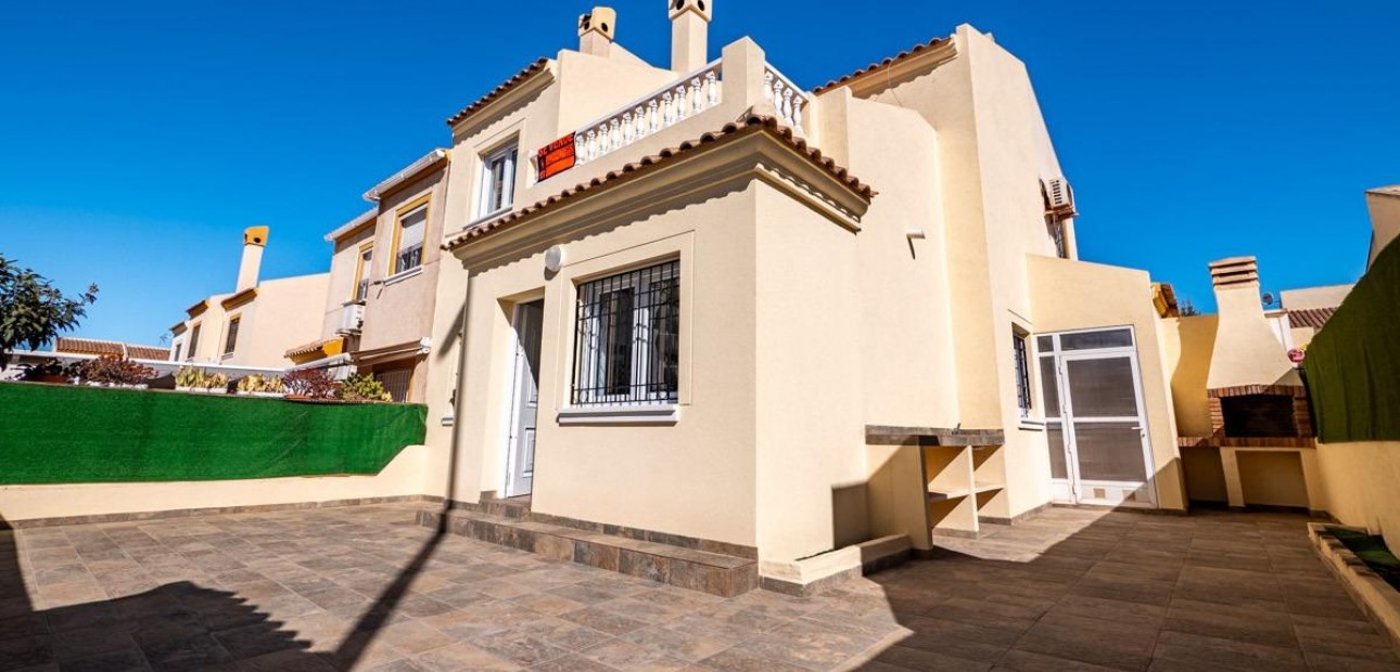 Sale - Terraced house -
Torrevieja - Aguas nuevas 1