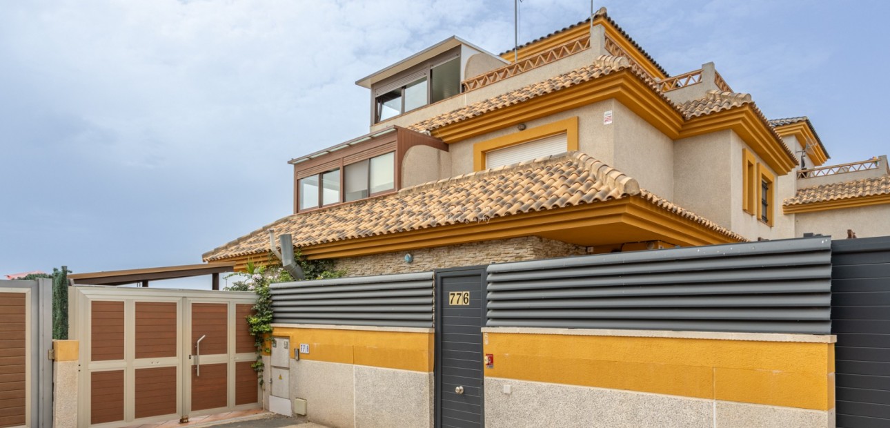 Herverkoop - Semi - Detached Villa -
Los Montesinos - La herrada