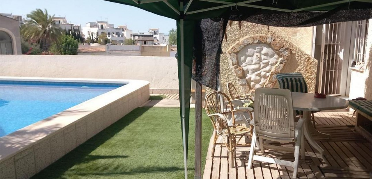 Sale - Villa -
Torrevieja - Los altos