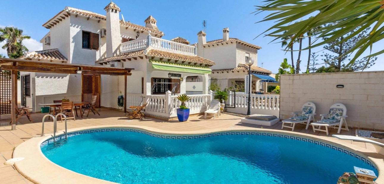 Sale - Villa -
Orihuela Costa - La Zenia