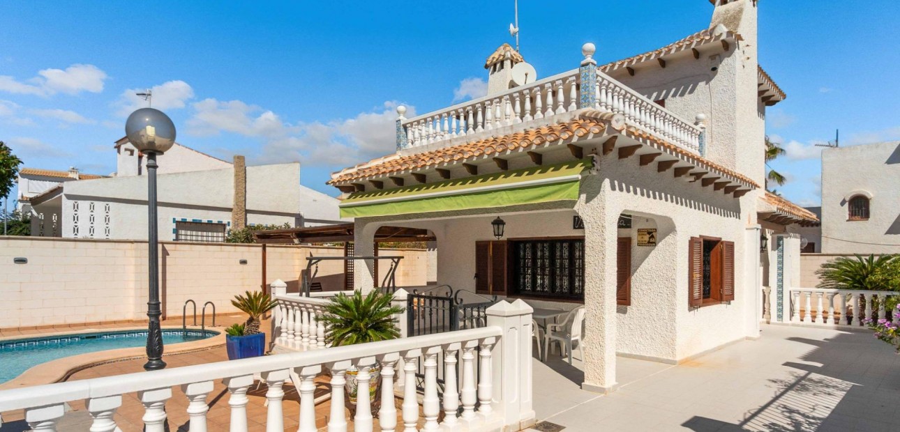 Sale - Villa -
Orihuela Costa - La Zenia