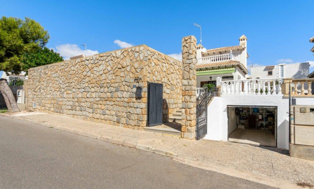 Sale - Villa -
Orihuela Costa - La Zenia