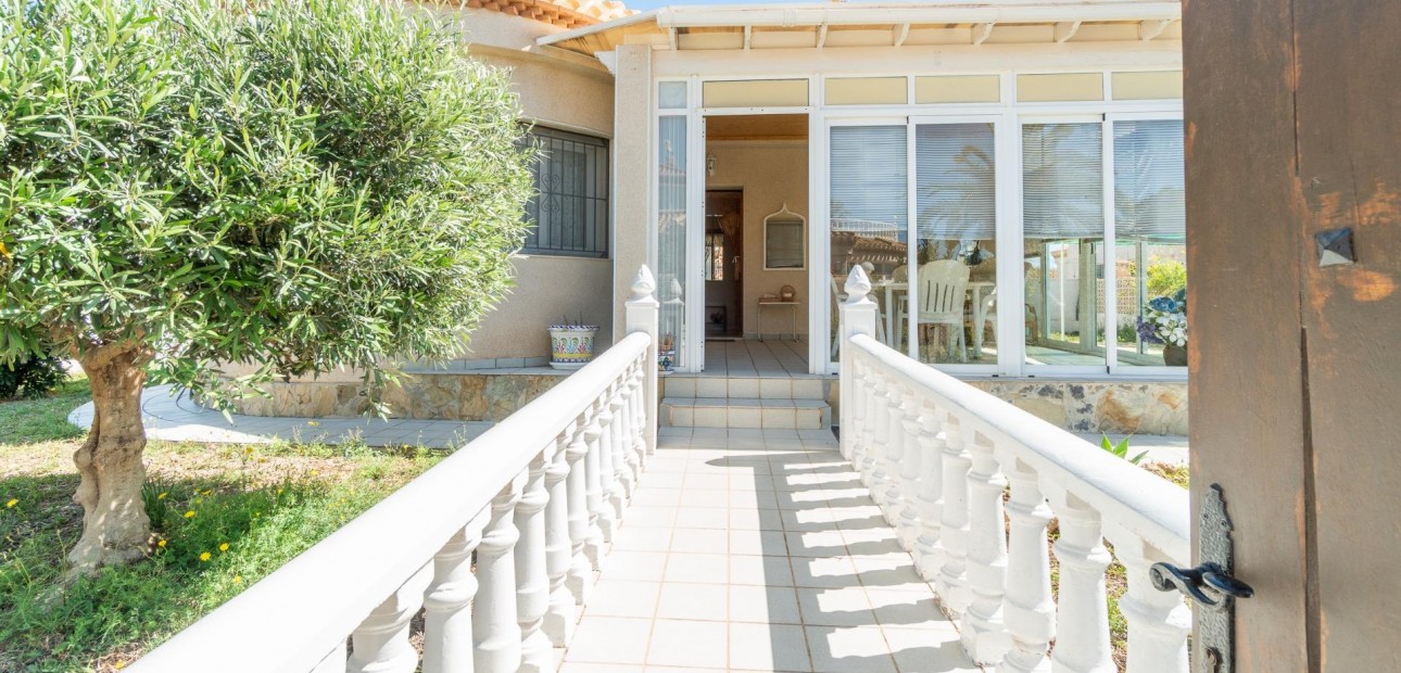 Sale - Villa -
Orihuela Costa - Playa Flamenca