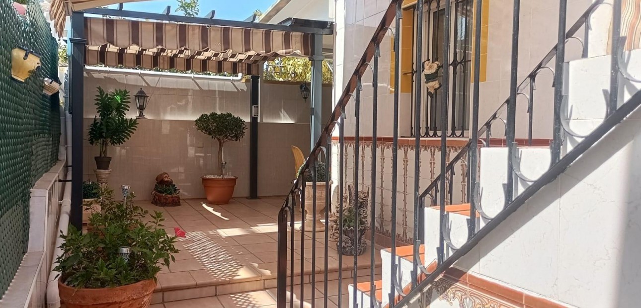 Sale - Bungalow -
Torrevieja - Los altos