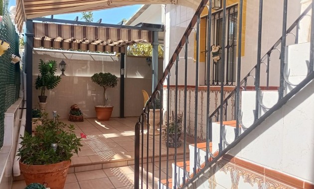 Sale - Bungalow -
Torrevieja - Los altos