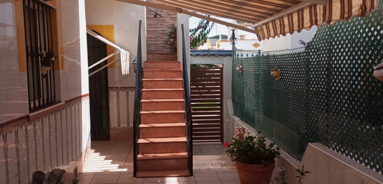 Sale - Bungalow -
Torrevieja - Los altos