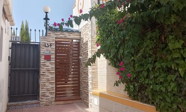 Sale - Bungalow -
Torrevieja - Los altos