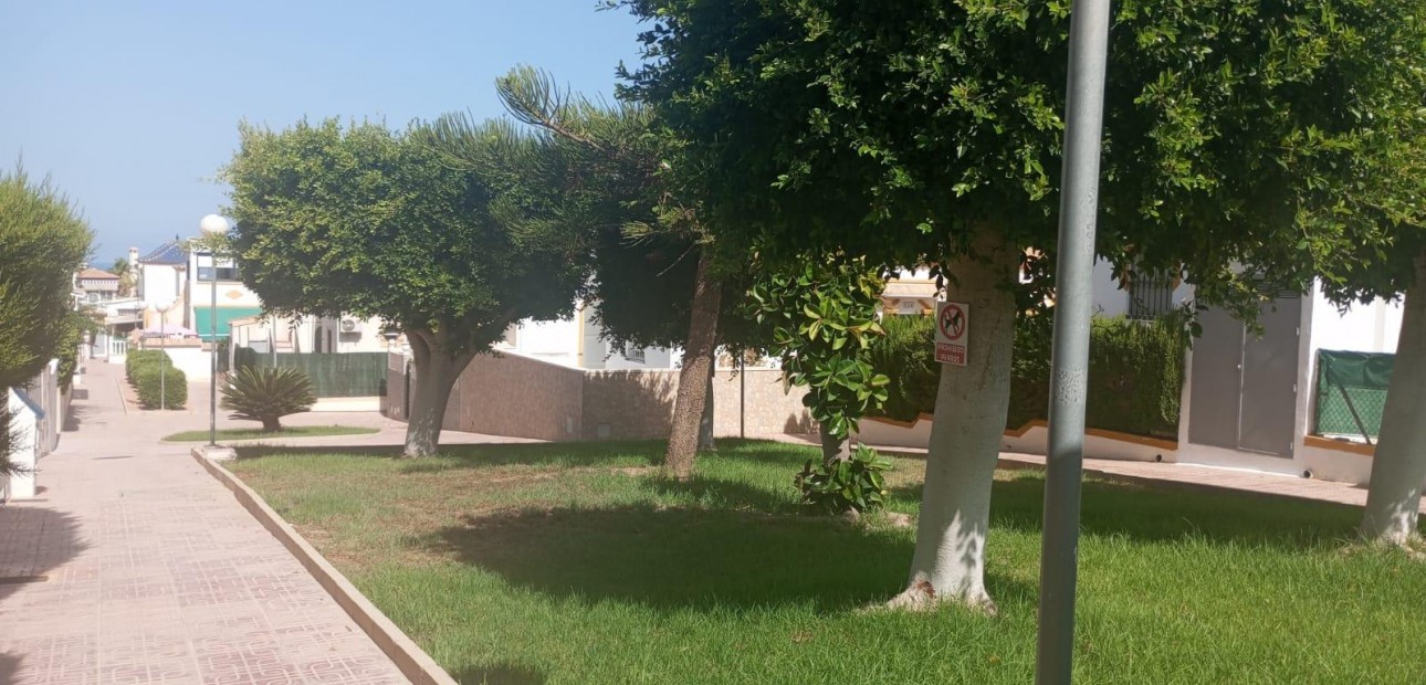 Sale - Bungalow -
Torrevieja - Los altos