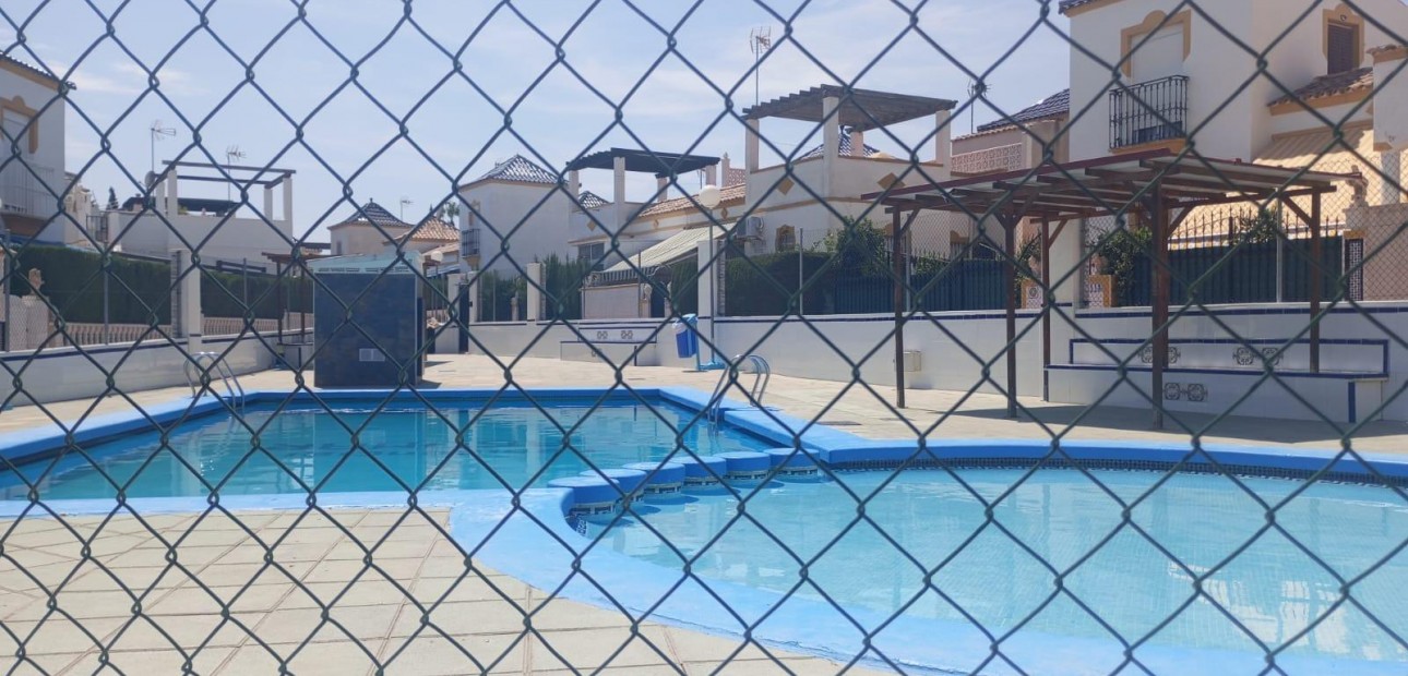 Venta - Bungalow -
Torrevieja - Los altos