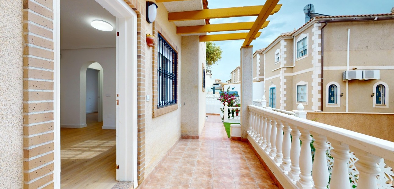 Herverkoop - Quad Villa -
San Miguel de Salinas - BLUE LAGOON