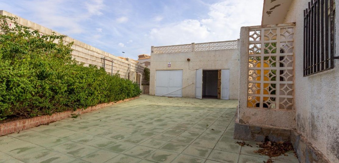 Sale - Villa -
Torrevieja - Aguas nuevas 1