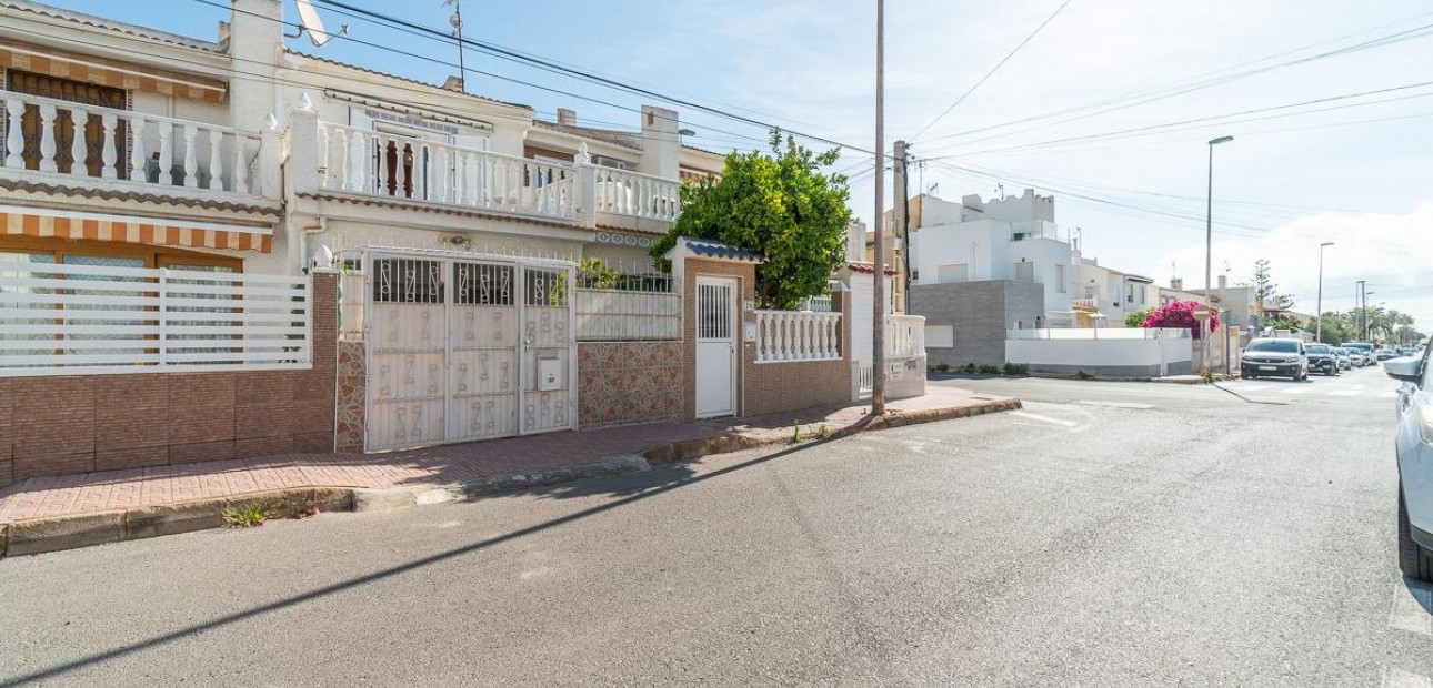 Venta - Terraced house -
Torrevieja - Los Frutales