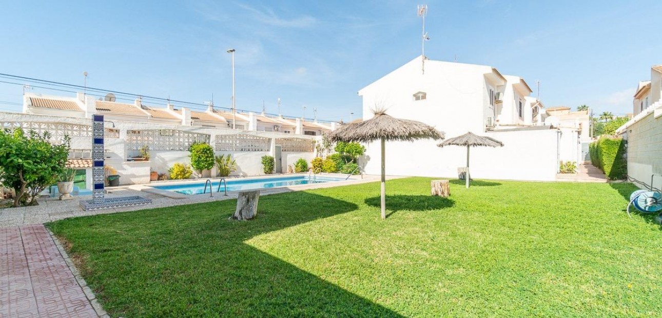 Sale - Terraced house -
Torrevieja - Los Frutales