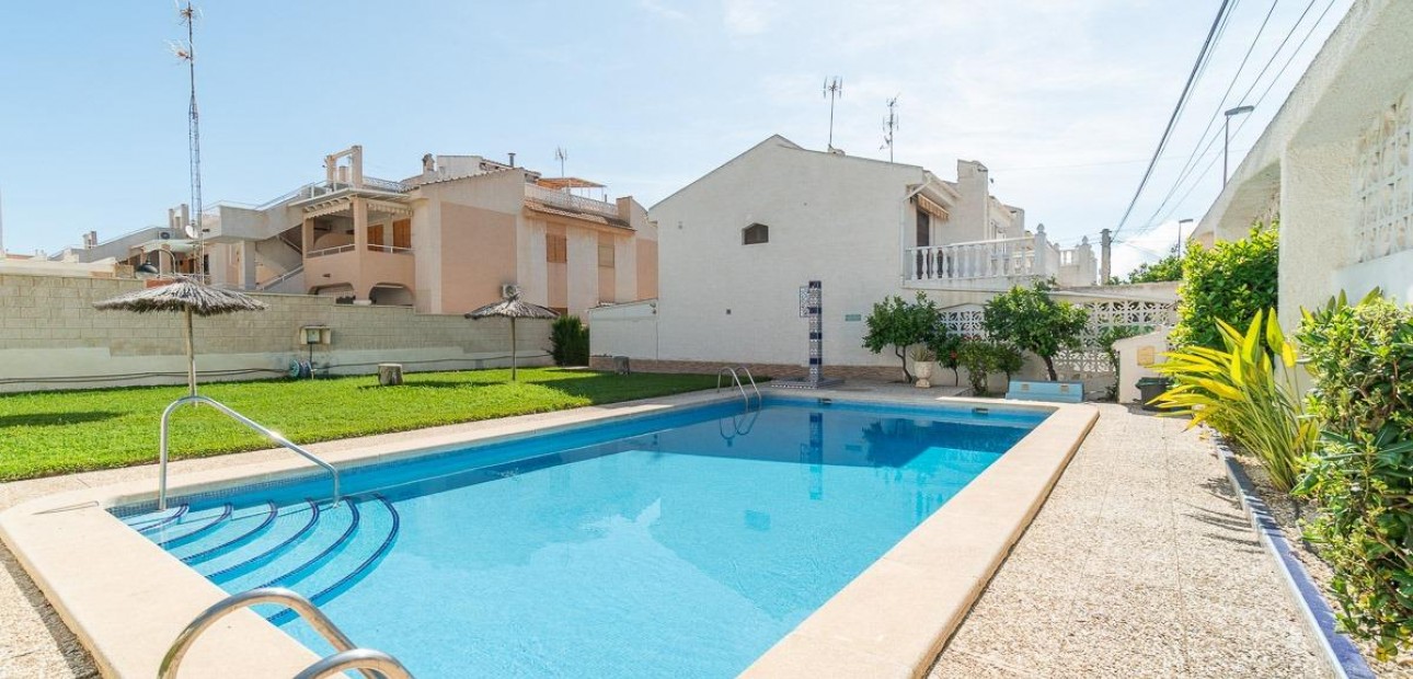 Sale - Terraced house -
Torrevieja - Los Frutales