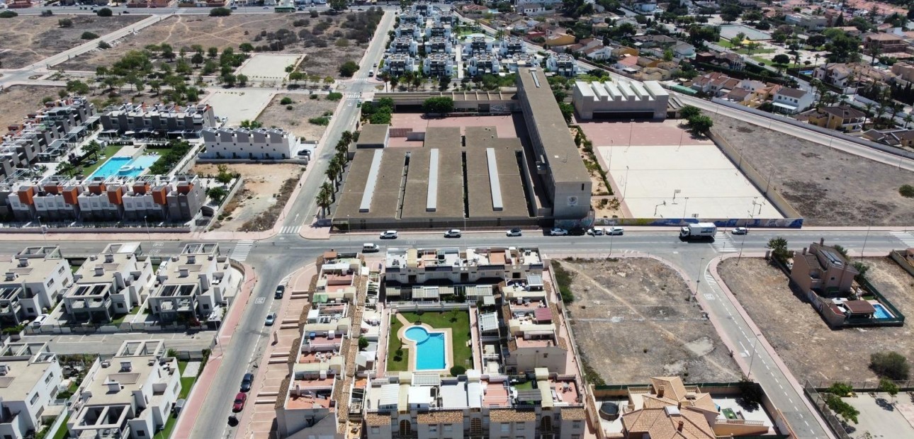 Sale - Bungalow -
Torrevieja - Sector 25