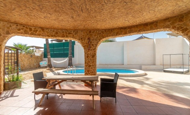 Sale - Villa -
Torrevieja - Los altos