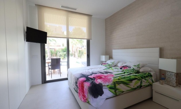 Sale - Villa -
Orihuela - Las Colinas Golf