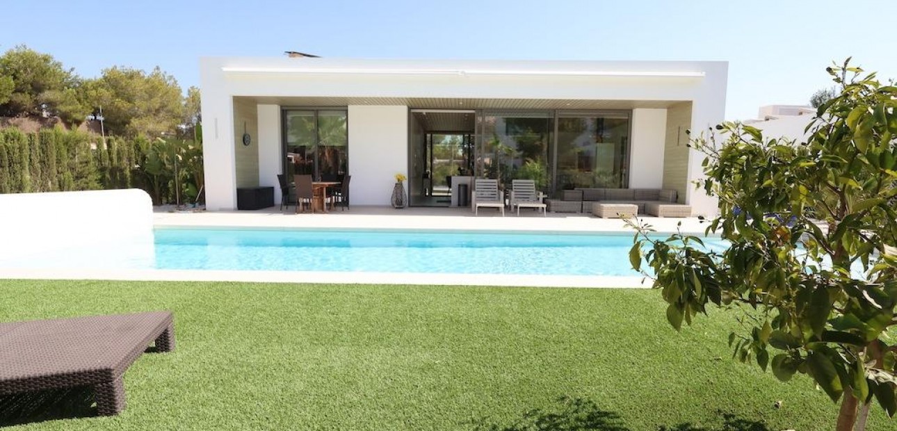 Sale - Villa -
Orihuela - Las Colinas Golf