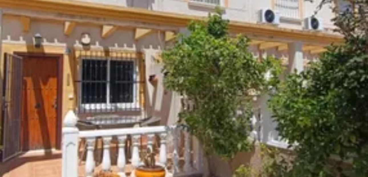 Venta - Terraced house -
Almoradi - Las Lomas de la Juliana