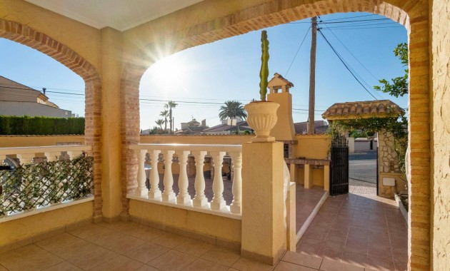 Sale - Villa -
Orihuela Costa - Las Mimosas