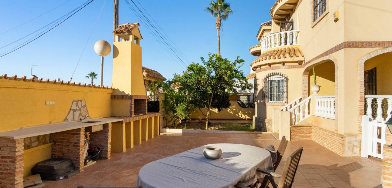 Sale - Villa -
Orihuela Costa - Las Mimosas