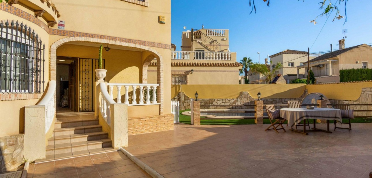 Sale - Villa -
Orihuela Costa - Las Mimosas