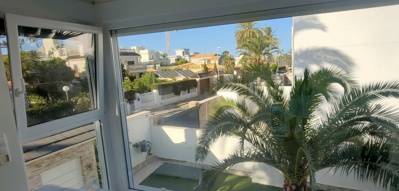 Sale - Villa -
Orihuela Costa - La Zenia