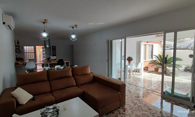 Sale - Villa -
Torrevieja - La veleta