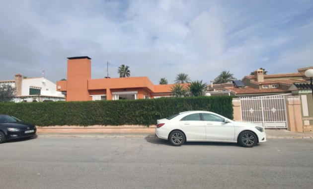 Sale - Villa -
Torrevieja - La veleta