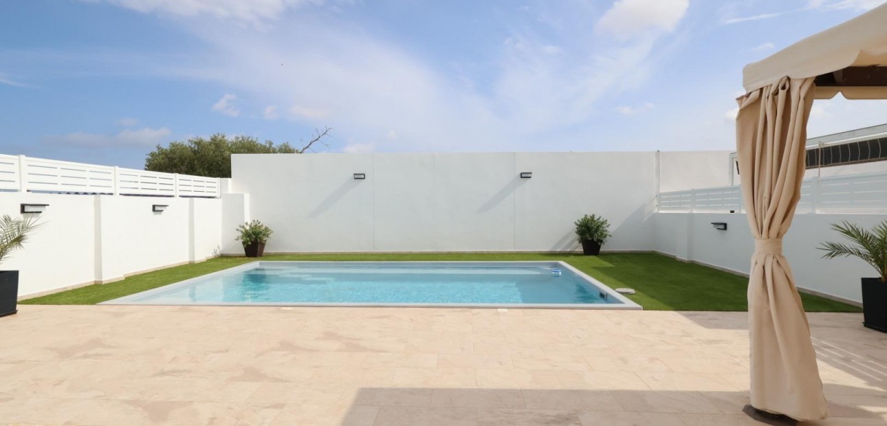 Sale - Villa -
Torrevieja - San luis