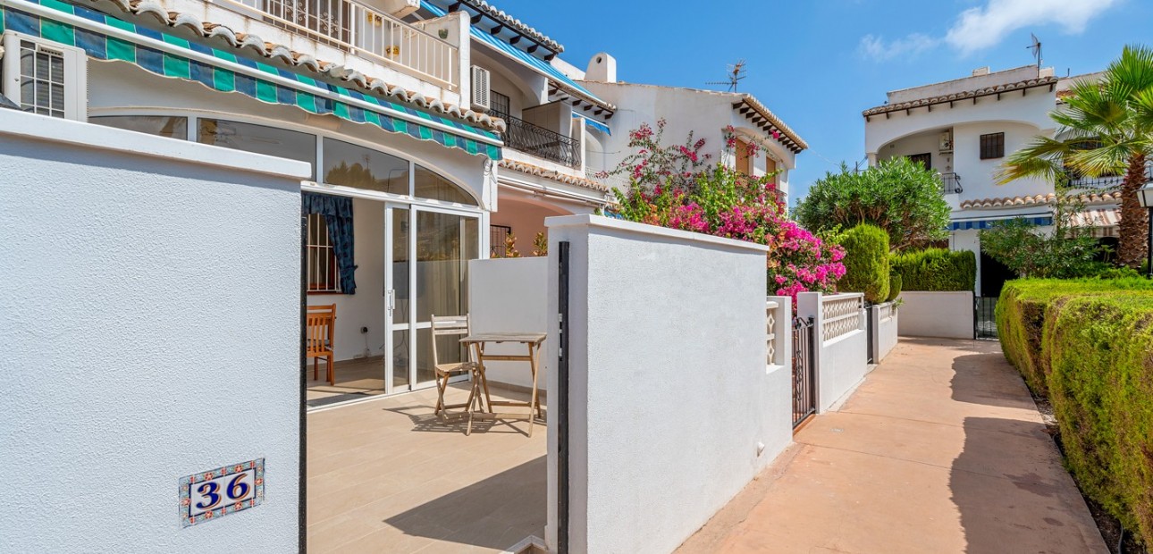 Sale - Townhouse -
Torrevieja - Lago jardin