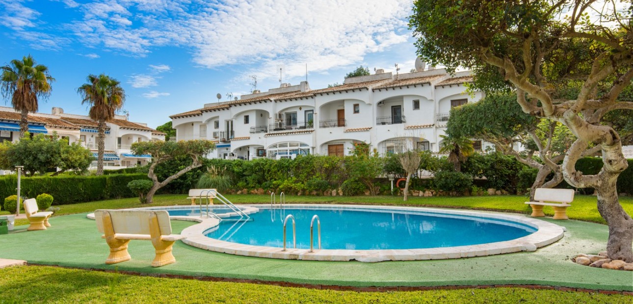 Herverkoop - Herenhuis -
Torrevieja - Lago jardin