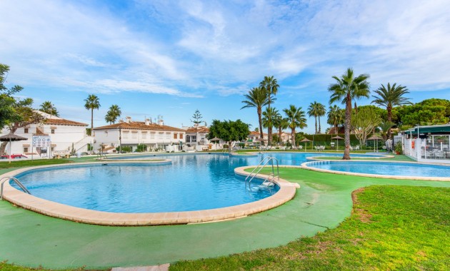 Herverkoop - Herenhuis -
Torrevieja - Lago jardin