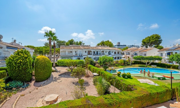 Herverkoop - Herenhuis -
Torrevieja - Lago jardin