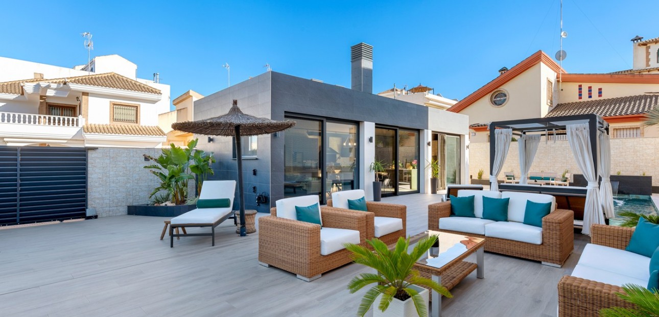Sale - Villa -
Jacarilla
