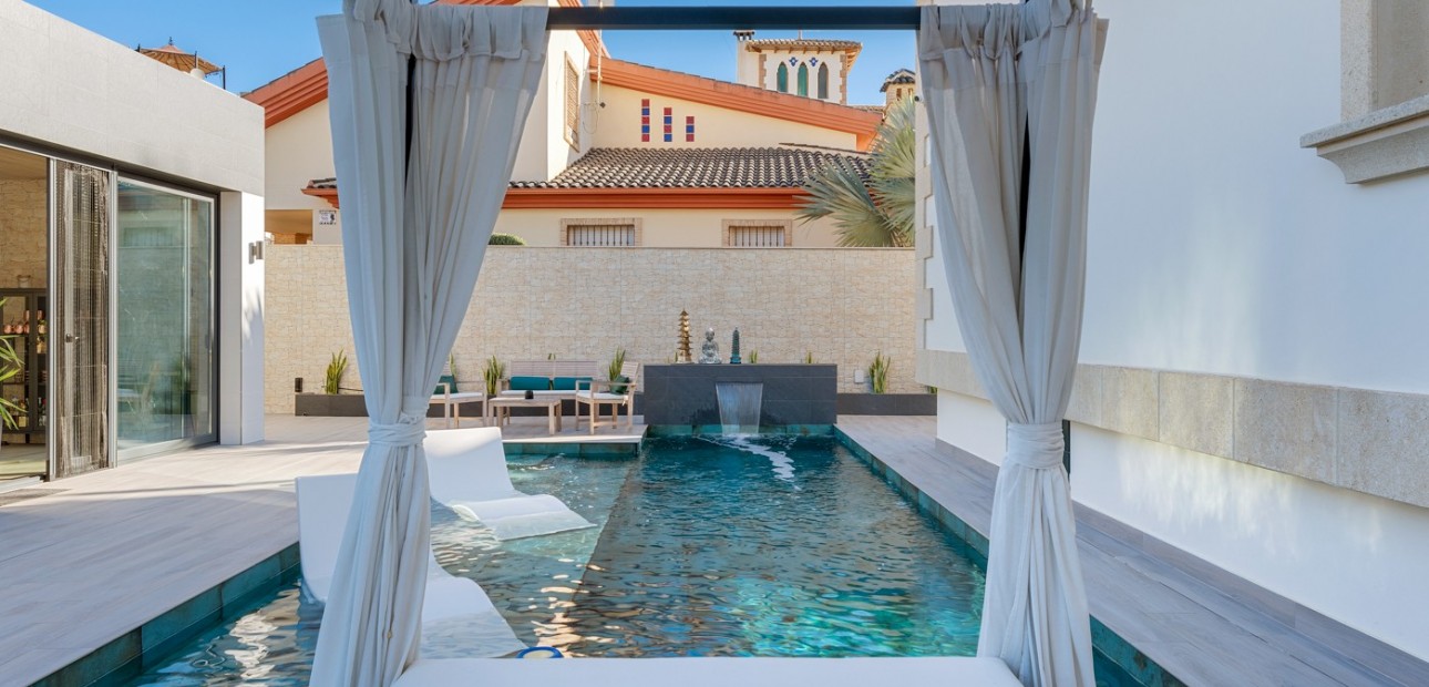Sale - Villa -
Jacarilla